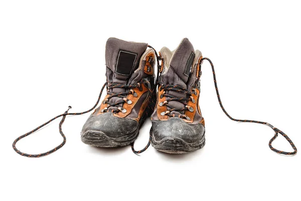 Gamla slitna skor med skosnören isolerade — Stockfoto