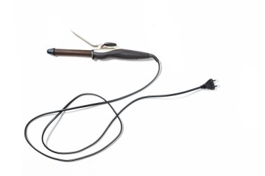 Beyaz bir arka plan üzerinde izole saç maşası