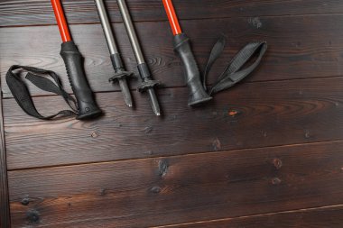 ahşap arka plan trekking kutup