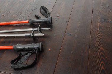 ahşap arka plan trekking kutup