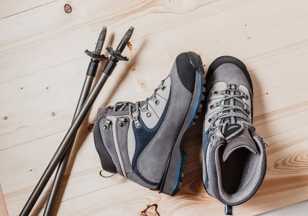 Accesorios para el trekking sobre un fondo de madera claro - zapato —  Fotos de Stock