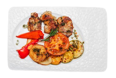 Kızarmış tavuk ve sebze ile izole çanak