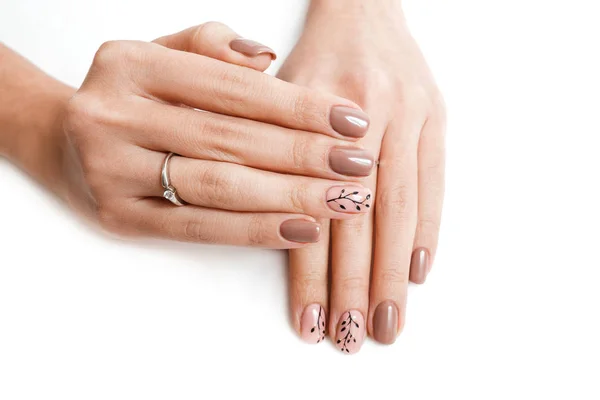 Kvinnlig hand med nailart isolerad på en vit bakgrund — Stockfoto