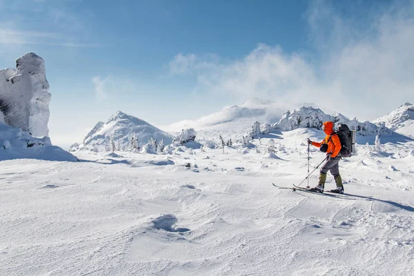 Esquí de montaña en el paisaje nevado de la montaña. Concepto de senderismo de invierno — Foto de Stock