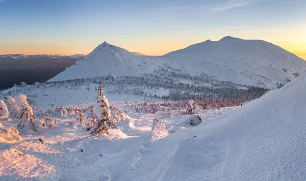 Гірськолижний зимовий гірський краєвид на Уралі, Росія — стокове фото