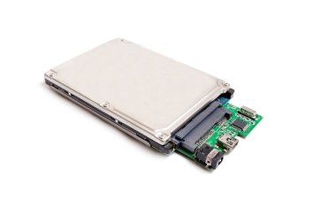 Beyaz arka plan üzerinde izole sabit disk kurulu