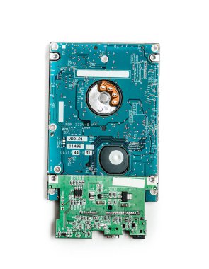 Beyaz arka plan üzerinde izole sabit disk kurulu