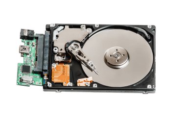 Beyaz arka plan üzerinde izole sabit disk kurulu