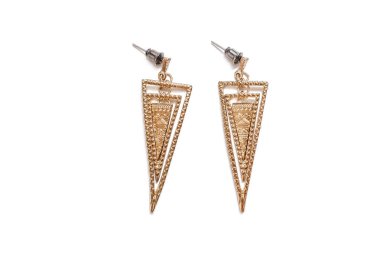 beyaz izole üçgenler ile altın küpe