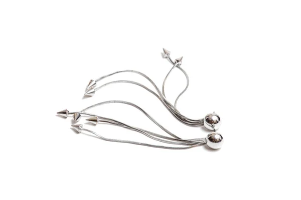 Silberne Ohrringe aus Metall für Frauen isoliert auf weißem Hintergrund — Stockfoto