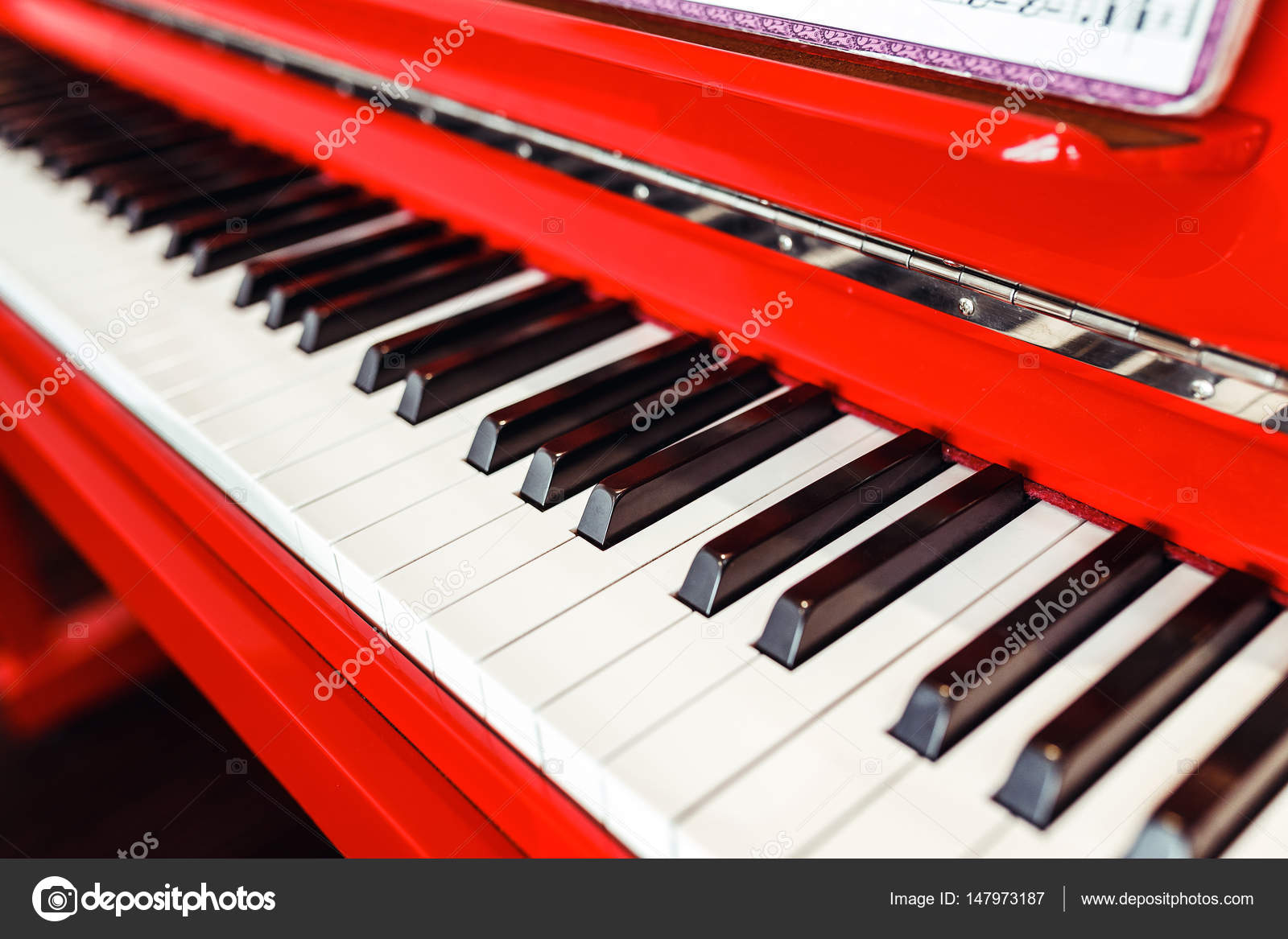 Piano vermelho com teclas close-up com notas musicais, ninguém — Foto ©  frantic00 #147973187, image size:1600x1167