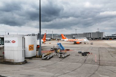 Fransa Paris, Airport, Charles De Gaulle, 17 Mart 2017: Panoramik Cdg Havaalanı, park edilmiş easyjet uçak ve Destek Hizmetleri