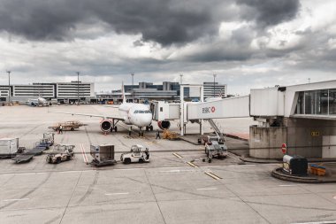 Fransa Paris, Airport, Charles De Gaulle, 17 Mart 2017: Panoramik Cdg Havaalanı, park edilmiş uçak ve Destek Hizmetleri