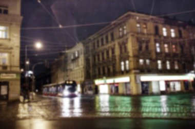 Arabalar ve Prag eski şehir tramvay ile gece bulanık sokak