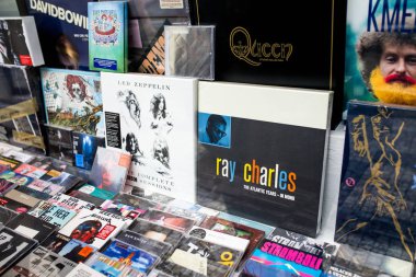 Prague, Çek Cumhuriyeti - 18 Mart, 2017: vitrin bir müzik mağazası ile albüm kapakları Ray Charles, Led Zeppelin ve birçok diğer sanatçılar