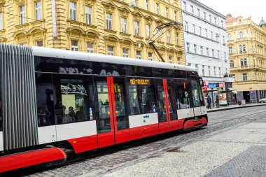 Prague, Çek Cumhuriyeti - 18 Mart, 2017: Prag eski Street cars ile kavşak tramvay