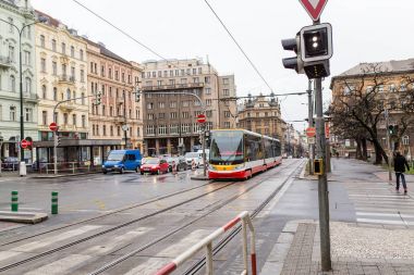 Prague, Çek Cumhuriyeti - 18 Mart, 2017: Prag eski Street cars ile kavşak tramvay
