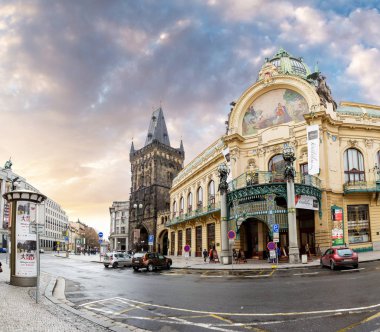 Prague, Çek Cumhuriyeti - 18 Mart, 2017: panoramik sabah görünümü toz Kulesi ve Belediye Binası