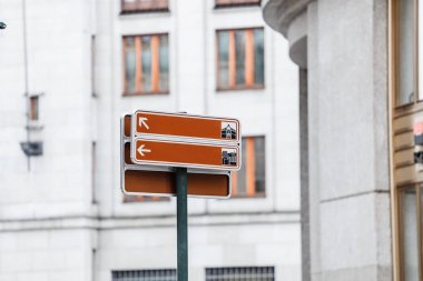 En yakın şehir konumlar ve yerler boş tabelasını işaretçisi