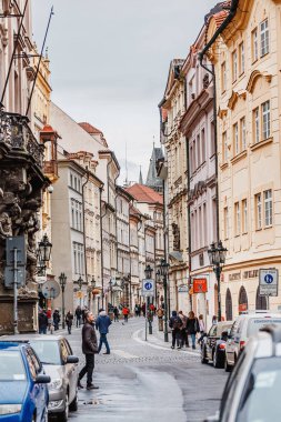 Prague, Çek Cumhuriyeti - 18 Mart, 2017: Prag, Çek insan kalabalığı ile tipik eski ve dar sokak.