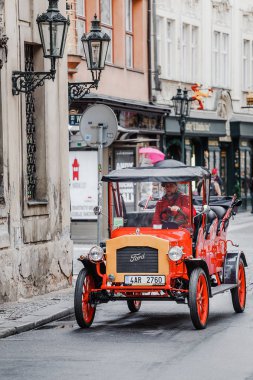 Prague, Çek Cumhuriyeti - 18 Mart, 2017: kırmızı retro araba eski şehirde sokakta turistler için bekliyor