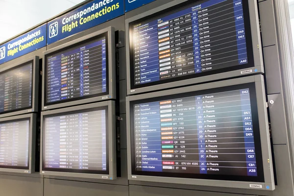 Fransa Paris, Airport, Charles De Gaulle, 17 Mart 2017: kalkış monitörler ve uçak varış tablolarda — Stok fotoğraf