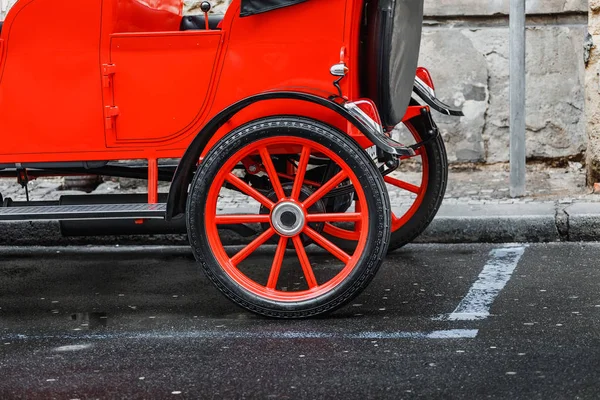 Şehrin sokak üzerinde retro vintage otomobilin detay — Stok fotoğraf