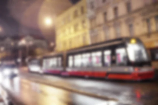 Niewyraźne Street w nocy z samochody i tramwaje w starym mieście w Pradze — Zdjęcie stockowe
