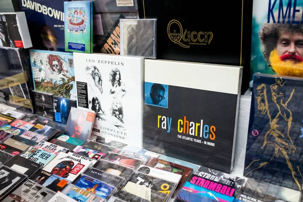 PRAGUE, CZECH REPUBLIC - 18 MARCH, 2017: Showcase of a music store with album covers Ray Charles, Led Zeppelin and many other artists — Stock Photo, Image