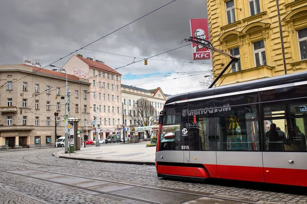 Πράγα, Τσεχική Δημοκρατία - 18 Μαρτίου 2017: τραμ στο παλιό δρόμο στην Πράγα στο σταυροδρόμι με αυτοκίνητα — Φωτογραφία Αρχείου