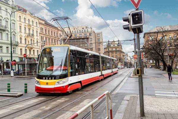 PRAGA, REPÚBLICA CHECA - 18 DE MARZO DE 2017: Tranvía en la antigua calle de Praga en el cruce con los coches — Foto de Stock