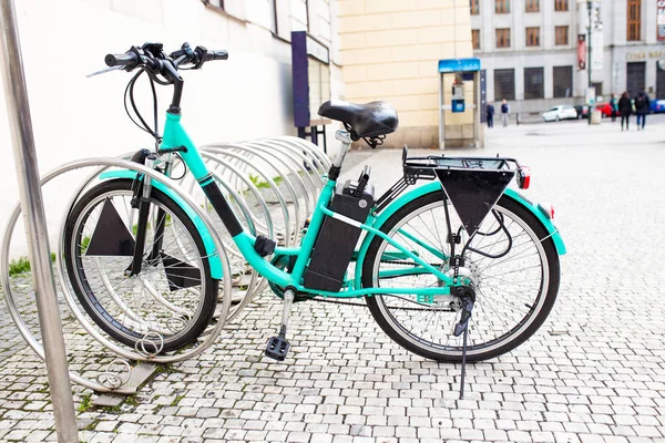 Moderna elektriska cykel på cykelparkering ensam på gatan gamla staden — Stockfoto