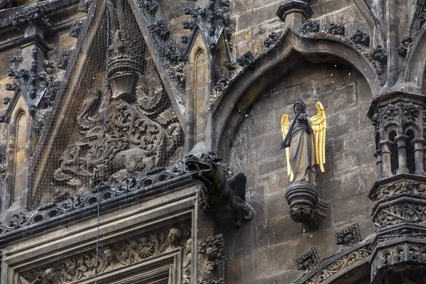 Close-up Enfeites de fachada e esculturas com afrescos em uma torre de pó em Praga — Fotografia de Stock