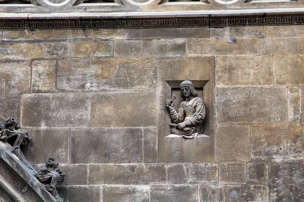 Närbild fasad ornament och skulpturer med fresker på en Kruttornet i Prag — Stockfoto