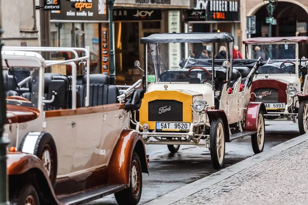 Prague, Çek Cumhuriyeti - 18 Mart, 2017: sütun turist retro otomobil Prag eski sokaklarında — Stok fotoğraf