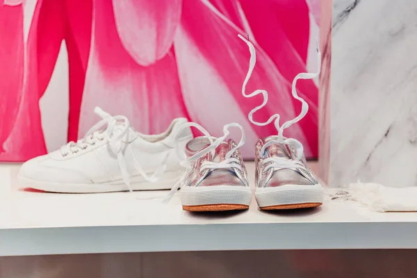 Ležérní sportovní kožené boty s neobvyklým stojící tkaničky — Stock fotografie