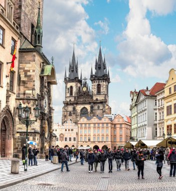 Prague, Çek Cumhuriyeti - 18 Mart, 2017: Eski Şehir Meydanı ve turist kalabalığından kiliseyle Tyn
