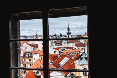Otel ya da Restoran penceresinden güzel görünümü üzerinde Prag kırmızı çatılar