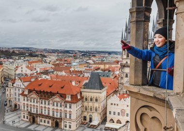 Genç Asyalı kadın turist büyük panoramik hava cityscape manzarayı Prag