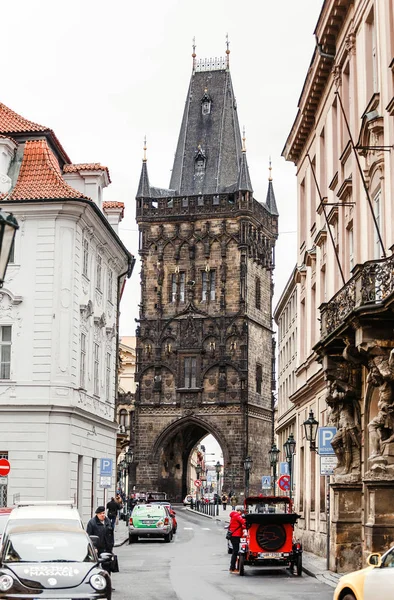 PRAGA, REPUBBLICA CECA - 18 MARZO 2017: Torre della Porta della Polvere vista dalla strada con auto e turisti — Foto Stock