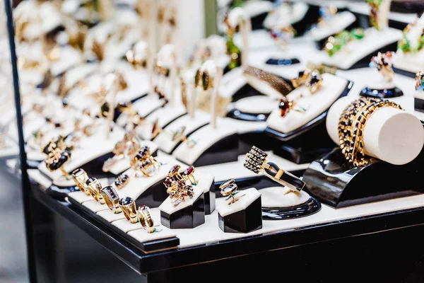 Set di gioielli di lusso con gemme e pietre preziose in vetrina di un negozio — Foto Stock
