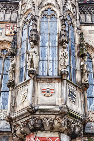 Закрытие фасада Пражской ратуши со скульптурами и витражами, Чехия — стоковое фото