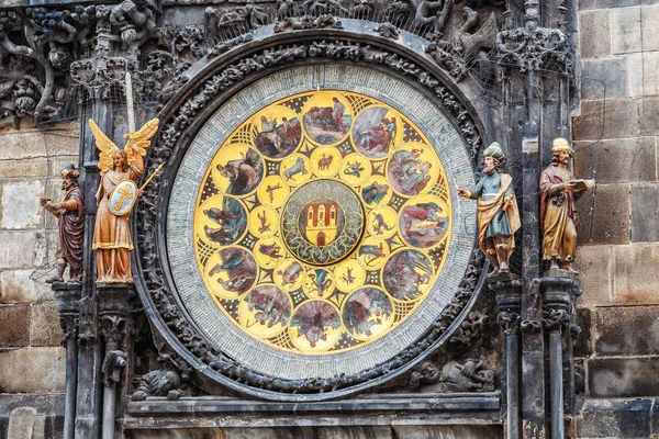 Знаменитые астрономические часы Орлой в Старом городе Праги — стоковое фото