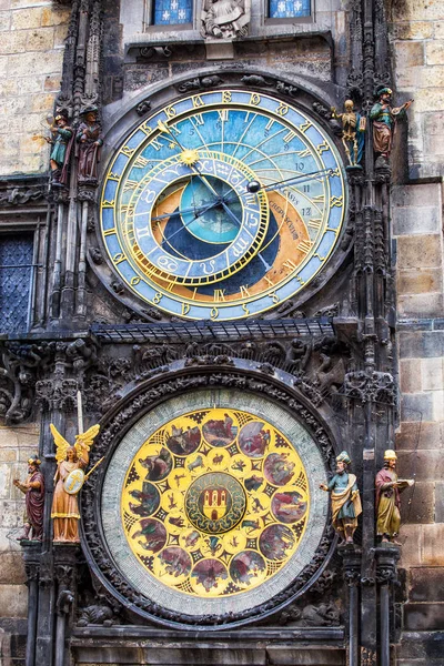 Знаменитые астрономические часы Орлой в Старом городе Праги — стоковое фото
