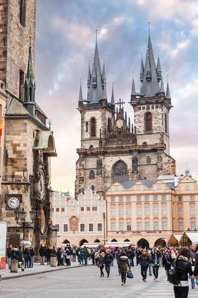 PRAGA, REPÚBLICA CHECA - 18 DE MARZO DE 2017: Plaza del casco antiguo y Iglesia de Tyn con multitudes de turistas —  Fotos de Stock