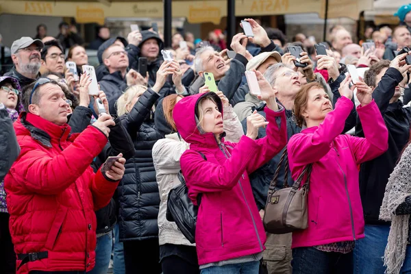 Prague, Çek Cumhuriyeti - 18 Mart, 2017: turistlerin çokuluslu büyük bir kalabalığa fotoğraf akıllı telefonlar üzerinde ve kentin Simgesel Yapı aramak