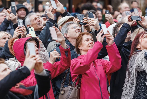 Prag, Tjeckien - 18 mars 2017: en multinationell stor skara turister fotografera på smartphones och titta på stadens landmärke — Stockfoto