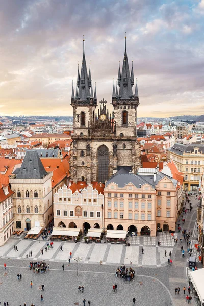 Eski Şehir Meydanı ile kilise of Our Lady of Tyn, Prag'da evlerin kırmızı çatılar ile hava panorama — Stok fotoğraf