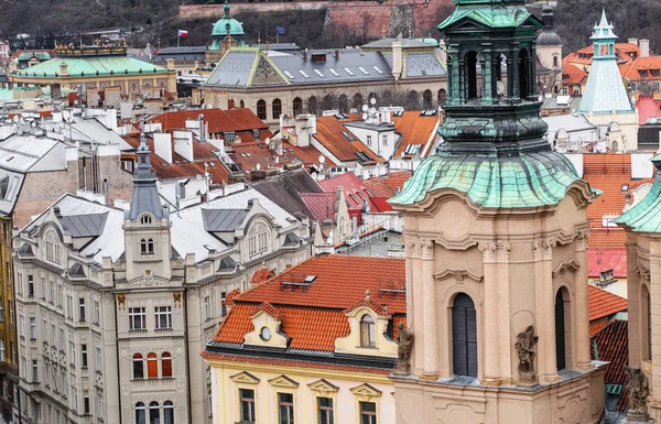 Domy s červenou střechou je slavná památka v Praze, pohled shora — Stock fotografie