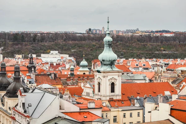 Flygfoto på de röda taken i gamla europeiska staden Prag — Stockfoto